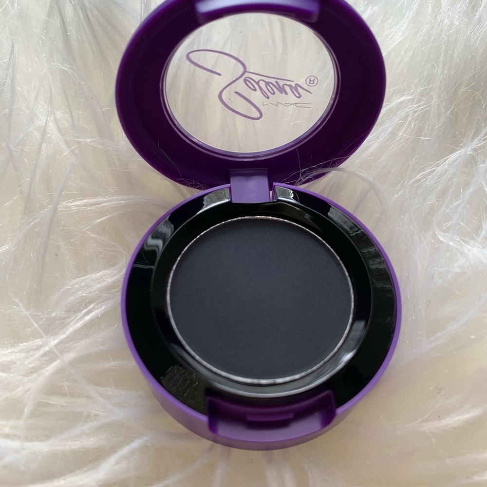 MAC X SELENA EYESHADOW IS IT THE BEAT